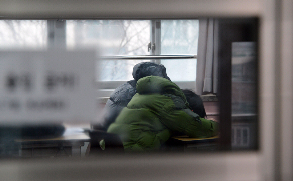 16일 오후 서울의 한 고등학교에서 방과후 수업에 참석한 학생들이 책상 위에 엎드려 잠을 자고 있다. 방과후 학교는 사교육 의존도를 낮추겠다는 목표로 운영되고 있지만 정작 학생들은 만족을 느끼지 못하고 있다. 도준석 기자 pado@seoul.co.kr