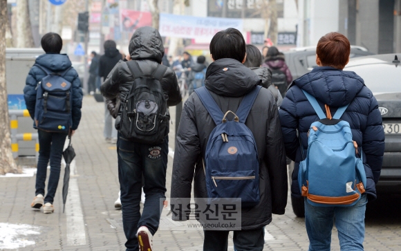 서울 강남구 대치동 학원가에서 학생들이 무거운 가방을 등에 메고 학원으로 가고 있다. 도준석 기자 pado@seoul.co.kr