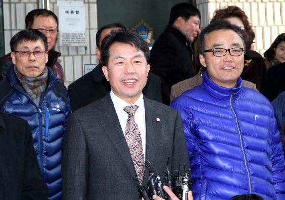 17일 울산지법에서 열린 공판에서 벌금형을 받아 구청장직을 유지할 수 있게 된 윤종오 울산 북구청장(가운데)이 법정 앞에서 기자회견을 하고 있다. 윤 구청장은 이날 1천만원 벌금형을 선고 받았다. 연합뉴스