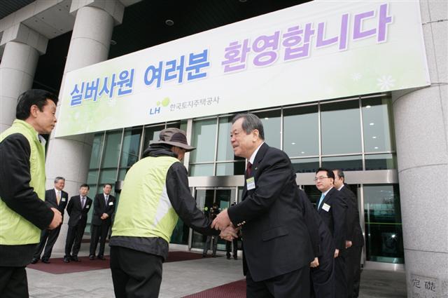 지난해 경기 성남시 한국토지주택공사(LH) 본사에서 이지송(오른쪽) LH 사장이 첫 출근한 실버사원들을 반기고 있다. LH 제공