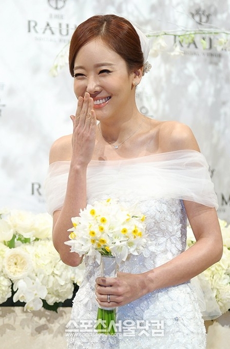 19일 오후 서울 역삼동 라움에서 결혼식을 올리는 배우 소유진이 기자회견을 갖고 있다.