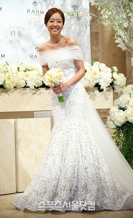 19일 오후 서울 역삼동 라움에서 결혼식을 올리는 배우 소유진이 기자회견을 갖고 있다.