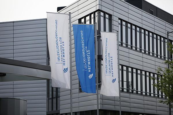 거대과학 분야의 연구를 담당하고 있는 헬름홀츠 연구소 건물 앞에 연구소를 상징하는 깃발이 나부끼고 있다.