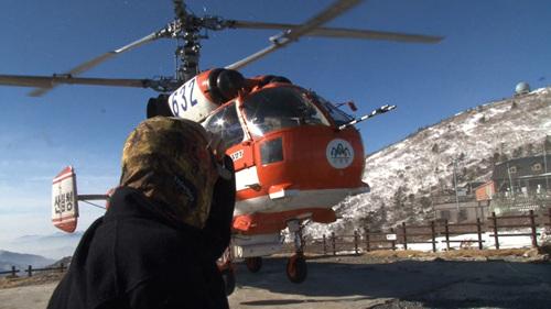 설악산에서 발생한 응급환자 수송을 위해 출동한 헬기. 설악산이 이름을 드높일수록 설악산을 지키는 사람들은 바빠진다. EBS 제공