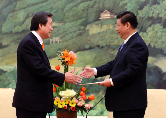 박근혜 대통령 당선인의 중국 특사단 김무성(왼쪽) 단장이 23일 오후 중국 베이징 인민대회당에서 시진핑 총서기를 만나 박 당선인의 친서를 전달한 뒤 악수를 하고 있다. 베이징 연합뉴스