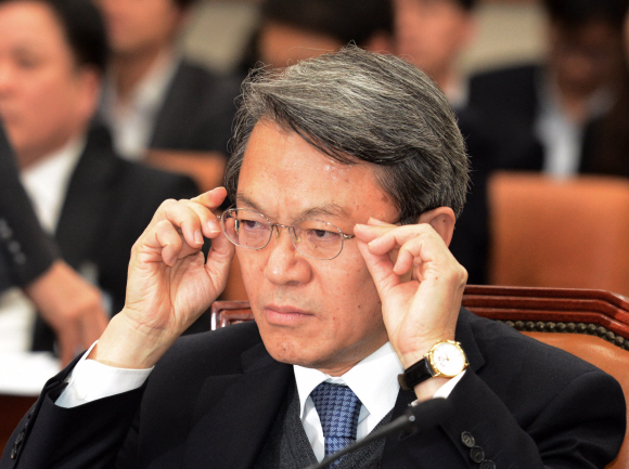 양건 감사원장이 23일 4대강 사업 감사 결과와 관련해 국회 법제사법위원회에 출석, 긴장된 표정으로 안경을 고쳐 쓰고 있다. 이호정 기자 hojeong@seoul.co.kr