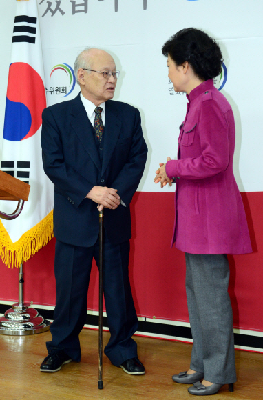 박근혜(오른쪽) 대통령 당선인과 김용준 국무총리 후보자가 24일 서울 종로구 삼청동 인수위원회 기자회견장에서 박 당선인의 국무총리 지명 발표 직후 이야기를 하고 있다. 안주영 기자 jya@seoul.co.kr