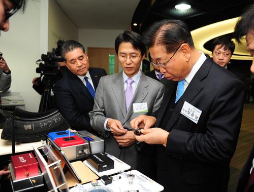 지난해 11월 서울 강남구 대치동 포스코센터에서 열린 제3회 ‘아이디어 마켓플레이스’에 참석한 정준양(오른쪽) 포스코 회장이 한 벤처기업 부스를 찾아 무선 센서 관련 제품을 살펴보고 있다. 포스코 제공
