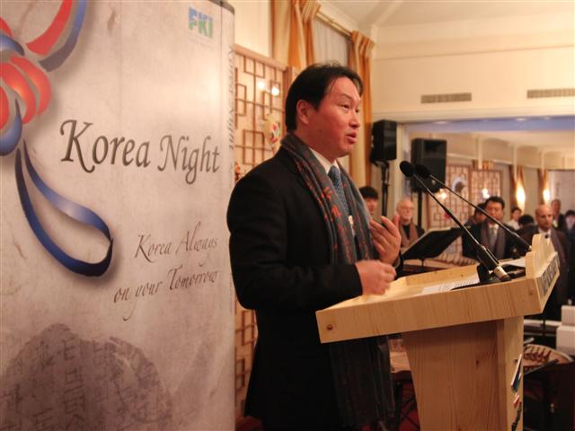 최태원 SK㈜ 회장이 24일(현지시간) 오후 스위스 다보스 슈바이처호프 호텔에서 열린 ‘한국인의 밤’ 행사에서 한국 브랜드를 알리는 한편 사회적 기업 동참을 요구하는 연설을 하고 있다. SK그룹 제공