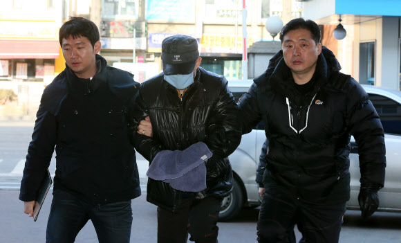 외발산동 버스차고지 화재사건의 피의자인 전직 버스기사 황모씨가 26일 오전 자택에서 체포돼 서울 강서경찰서로 구인되고 있다. 연합뉴스