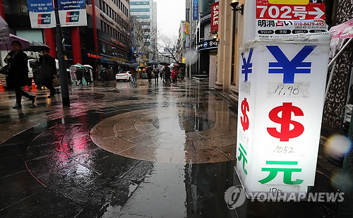 엔화 가치 하락에 따라 한국을 찾는 일본 관광객 수가 현저히 줄었다. 서울 명동거리는 세일 기간임에도 불구하고 한산하다. 연합뉴스
