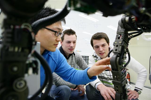 포스텍의 실험실에서 국내 연구진과 외국 유학생들이 함께 로봇을 제작하고 있다.  포스텍 제공
