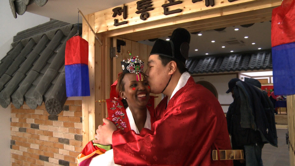 결혼 5년 만에 한국에서 전통 혼례로 결혼식을 치른 서준석·워사메 부부. 행복이 가득한 표정이다. EBS제공