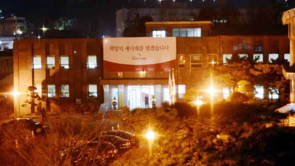 김용준 총리 후보자가 29일 사퇴 의사를 밝힌 가운데 서울 삼청동 대통령직인수위원회 사무실에 밤 늦은 시간까지 불이 켜져 있다. 정연호 기자 tpgod@seoul.co.kr