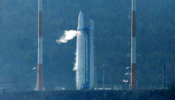 한국 최초의 우주발사체 나로호(KSLV-1)가 30일 오후 전남 고흥군 외나로도 나로우주센터에서 발사를 앞두고 대기하고 있다. 연합뉴스