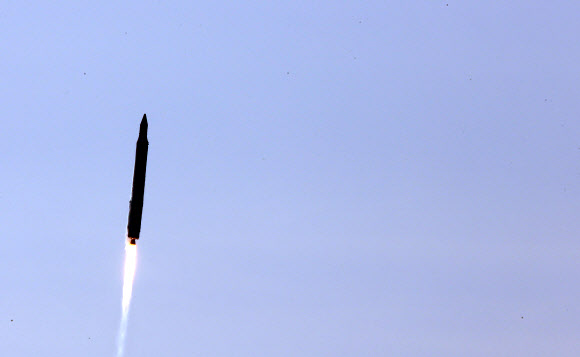 한국 최초의 우주발사체 나로호(KSLV-1)가 30일 오후 전남 고흥군 외나로도 나로우주센터에서 발사되고 있다.  연합뉴스