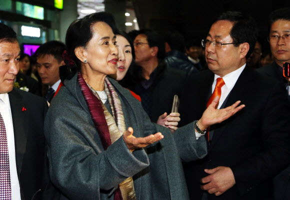 미얀마 민주화 운동의 상징인 아웅산 수치 여사가 30일 광주공항에 도착해 취재진 앞에서 소감을 밝히고 있다. 연합뉴스