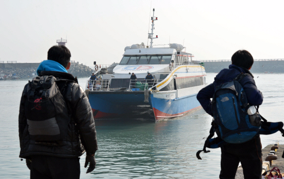 하루 한번 운항  지난달 31일 충남 서해 제일 끝 섬(유인도)인 보령시 오천면 외연도에 140t급 여객선 ‘웨스트프론티어호’가 들어오고 있다. 외연도에 들어오는 유일한 여객선인 이 배는 겨울철에 하루 한 번만 왕복 운항한다. 외연도 손형준 기자 boltagoo@seoul.co.kr
