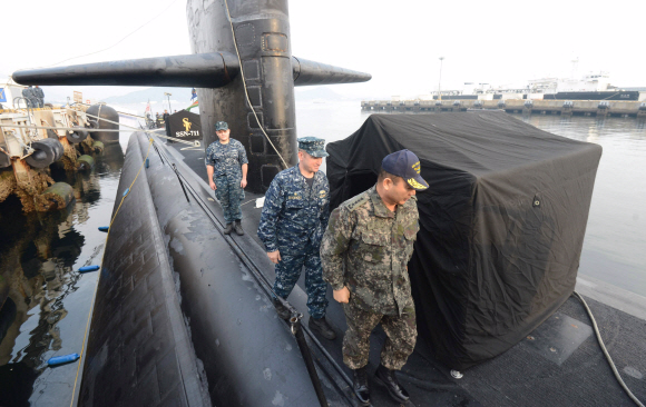 정승조(오른쪽) 합참의장이 지난달 31일 경남 진해기지에 정박한 미국 핵잠수함 ‘샌프란시스코함’을 방문해 현황 보고를 받고 둘러본 뒤 잠수함 밖으로 나서고 있다. 사진공동취재단