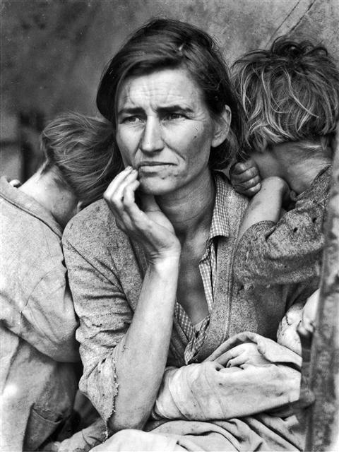 너무도 유명한 도로시아 랭의 1936년작 ‘이주자 어머니’(Migrant Mother). 1999년 제임스 나트웨이가 코소보 지역에서 알바니아인들의 인종청소 장면을 찍은 사진과 조금도 다르지 않다. 극도의 불안을 내뿜는 눈과 앙다문 입, 그리고 거기에 가져다 댄 손까지. 사흘 제공