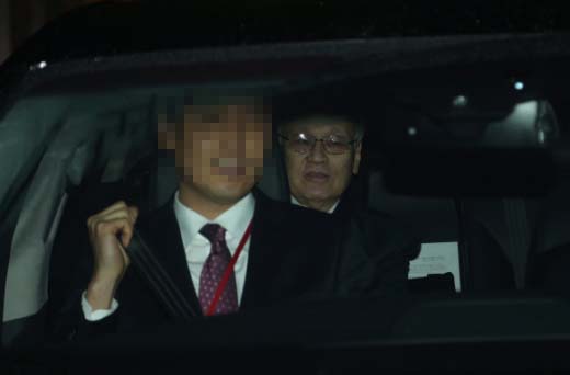 김용준 대통령직 인수위원장이 1일 서울 종로구 삼청동 한국금융연수원 내 인수위 사무실 앞에서 퇴근하는 차량에 탑승한 뒤 굳은 표정을 짓고 있다. 대통령직인수위원회 사진기자단