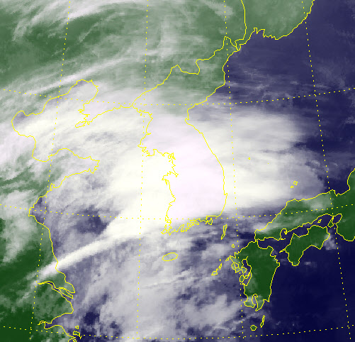 3일 오후 서울, 경기북부 지역에 대설주의보가 발령됐다. 기상청은 4일 오전까지 전국에 눈,비가 내릴 것으로 예보했다. 사진은 이날 오후 4시 30분 천리안위성이 전송한 한반도 모습. 연합뉴스