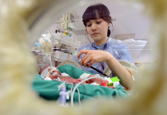 건국대병원 신생아 집중치료실에서 간호사가 이른둥이를 돌보고 있다.