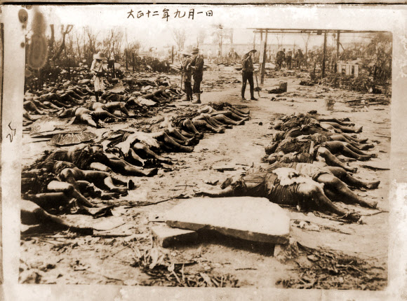 ‘大正 十二年 九月一日’(다이쇼 12년 9월 1일)이라고 적힌 사진은 1923년 간토대지진 당시 학살된 조선인 희생자들을 찍은 것으로 추정된다. 정성길 계명대 동산의료원 명예박물관장 제공