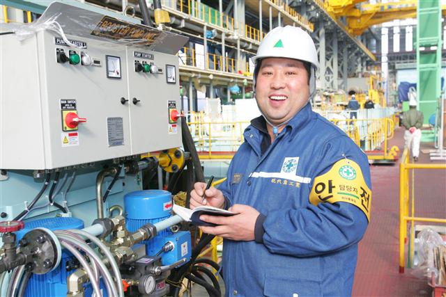 4일 현대중공업 대형엔진시운전부에 근무하는 박우현씨가 엔진을 점검하고 있다. 현대중공업 제공