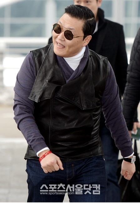 한국에서 잠시 휴식을 취한 가수 싸이가 5일 인천국제공항을 통해 LA로 출국하고 있다.