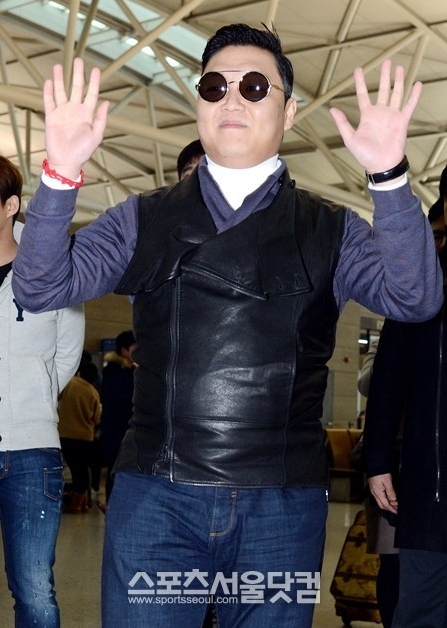 한국에서 잠시 휴식을 취한 가수 싸이가 5일 인천국제공항을 통해 LA로 출국하고 있다.
