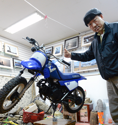 ‘밸런싱 아티스트’ 변남석(51)씨가 경기도 성남시에 있는 자신의 작업실에서 오토바이 세우기 시범을 보이고 있다. 