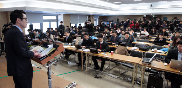 인선일정 발표  윤창중 대통령직인수위원회 대변인이 7일 서울 종로구 삼청동 인수위에서 브리핑을 통해 8일 오전 10시 새 정부의 1차 주요 인선이 발표된다고 밝히고 있다. 정연호 기자 tpgod@seoul.co.kr 