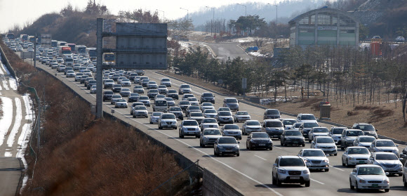 설 연휴 마지막 날인 11일 귀경 차량이 몰리면서 전국의 고속도로 통행량이 증가하고 있다. 사진은 경부고속도로 상행선 남이분기점 인근 모습. 연합뉴스