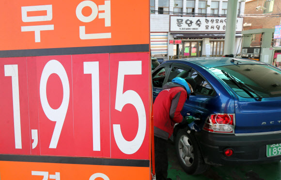 다시 치솟는 유가   휘발유 가격이 다섯달 만에 상승세로 전환한 가운데 11일 서울 광진구의 한 주유소 휘발유 가격이 1915원으로 표시돼 있다. 한국석유공사에 따르면 지난해 9월 둘째주 이후 20주간 하락했던 주유소 휘발유 평균 판매가격이 지난 9일 전주보다 2.5원 오른 1922.6원을 기록했다.  연합뉴스