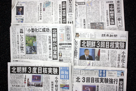 日 주요신문 1면 톱 ‘대서특필’ 북한이 3차 핵실험을 강행한 다음날인 13일 일본 주요 신문들이 일제히 1면 머리기사로 관련 소식을 보도하고 사설을 통해 강력한 대응을 주문했다. 사진은 북한의 3차 핵실험 소식을 보도한 일본 조간 신문의 1면 모습. 도쿄 연합뉴스