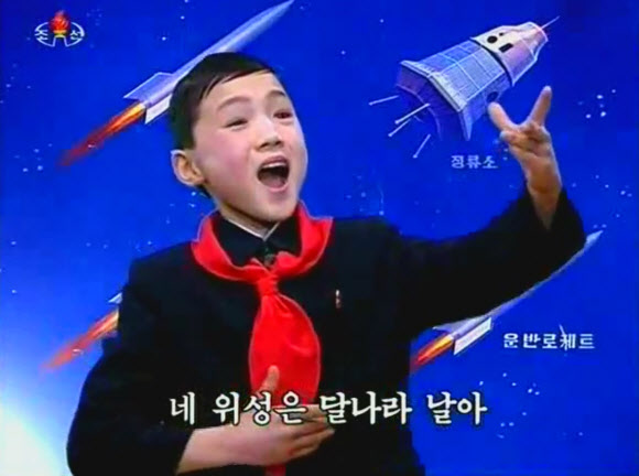 최근 북한의 ‘뉴욕 폭격’ 동영상에 이어 지난해 말 북한이 발사한 인공위성 ‘광명성’을 소재로 한 동요 동영상이 인터넷에 등장했다. 15일 인터넷 동영상 사이트 유튜브에는 북한의 조선중앙방송(KCTV)이 북한 어린이들을 위한 동요와 배경화면을 담은 동영상 편집물이 올라와 있다. 연합뉴스