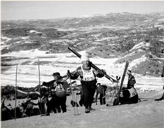 1962년 제42회 전국동계체육대회에 참가한 스키 선수들이 슬로프를 걸어서 출발 지점까지 올라가고 있는 모습. 리프트가 없기 때문에 불가피했다.  국가기록원 제공