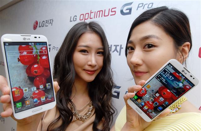 18일 서울 여의도 LG전자 본사에서 도우미들이 새 풀고화질(HD) 스마트폰 ‘옵티머스G 프로’를 선보이고 있다. LG전자 제공