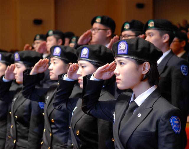 올해 ROTC 동계 군사훈련에서 전체 110개 학교 중 1위를 차지한 성신여대 52기 학군단. 사진은 2011년 12월 창설식에서 경례를 하고 있는 모습. 성신여대 제공 