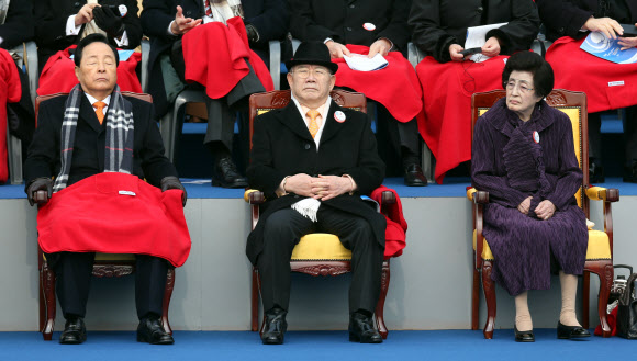 25일 국회에서 열린 제18대 박근혜 대통령 취임식에 김영삼, 전두환 전 대통령과 김대중 전 대통령 부인 이희호 여사가 함께 자리하고 있다.