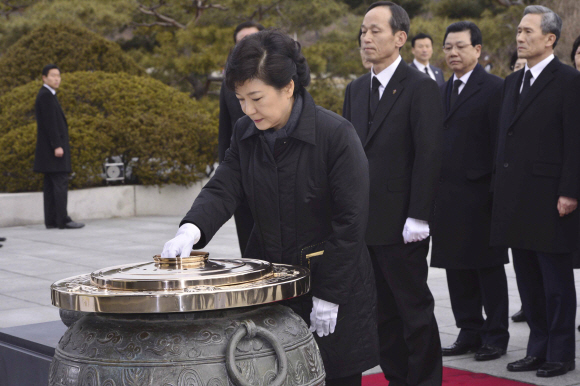 국립현충원 분향 박근혜 대통령이 25일 오전 취임식에 참석하기 직전 서울 동작구 국립현충원을 찾아 현충탑 앞에서 순국 선열을 기리며 분향하고 있다. 사진공동취재단