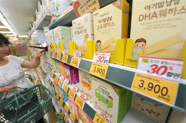 이마트가 전용 쿠폰북 상품을 최대 50% 할인해주는 이벤트를 진행하는 가운데 26일 서울 은평구 응암동 은평점 매장에 유아용품들이 진열돼 있다. 이마트 제공