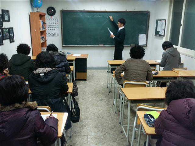 지난 26일 서울 노원구 월계동 참빛야학에서 50~60대 늦깎이 학생들이 영어수업을 듣고 있다. 