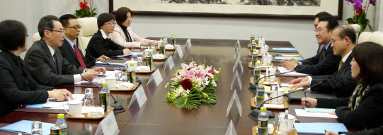 한·중 북핵 논의   한국과 중국의 6자회담 수석대표인 임성남(오른쪽 두번째) 외교통상부 한반도평화교섭본부장과 우다웨이(왼쪽 두번째) 중국 외교부 한반도사무특별대표가 27일 중국 베이징의 외교부 청사에서 회담을 하고 있다.   외교부 제공