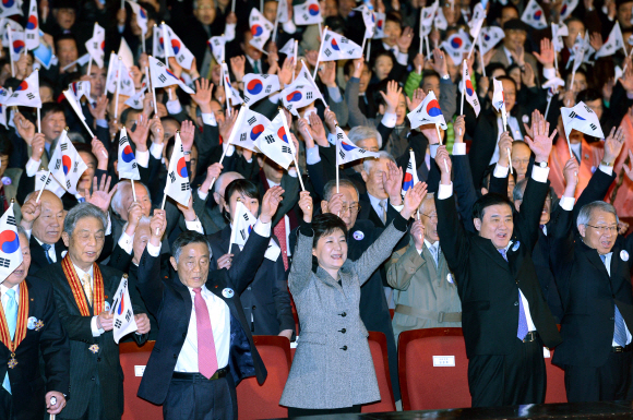 박근혜 대통령이 1일 서울 종로구 세종문화회관에서 열린 제94주년 3·1절 기념식에서 독립유공자들과 함께 만세 삼창을 하고 있다. 앞줄 왼쪽부터 박유철 광복회장, 박 대통령, 강창희 국회의장. 이언탁 기자 utl@seoul.co.kr