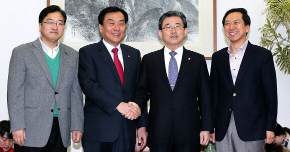 새누리당 이한구 원내대표와 민주통합당 박기춘 원내대표가 3일 오전 국회에서 정부조직 개편안 협상을 재개하기 위한 원내대표 회동을 하며 악수하고 있다. 왼쪽부터 민주통합당 우원식 원내수석부대표, 박기춘 원내대표, 새누리당 이한구 원내대표, 김기현 원내수석부대표.  연합뉴스