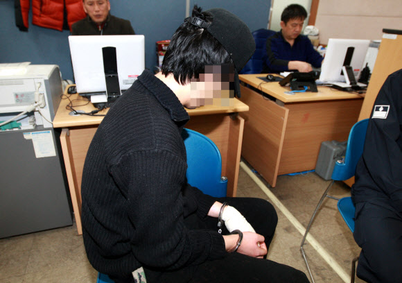 자신의 부모를 무시한다는 이유로 친척 8명에게 흉기를 휘두른 김모(31)군이 3일 오전 광주 광산경찰서에서 조사를 받고 있다. 김군은 3일 0시 10분께 광주 광산구에 있는 할아버지 집에서 생일 모임 후 자고 있던 작은아버지(44)의 목을 흉기로 찔러 숨지게 하고 할아버지(75) 등 7명에게 상처를 입힌 혐의를 받고 있다. 연합뉴스