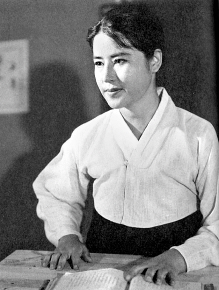 윤용규 감독의 영화 ‘마음의 고향’(1949)에서 어린 나이에 30대 미혼모 역할을 완벽하게 소화한 최은희. 이 영화는 일본에서도 상영될 정도로 성공을 거두고 최은희는 배우로서 자신만의 이미지를 쌓아 나가기 시작했다. 알에이치케이 제공
