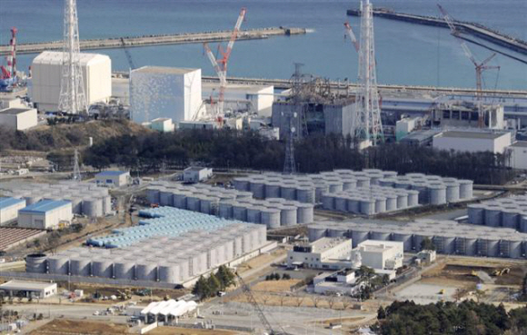 오는 11일로 동일본 대지진이 발생한 지 2년이 되지만 후쿠시마 제1원전에서는 방사성물질과 오염수가 여전히 흘러나오고, 피해 지역 이재민들의 고달픈 피난 생활은 계속되고 있다. 사진은 후쿠시마 제1원자력 발전소 부지 내에 나란히 놓여 있는 원통 모양의 오염수 보관 탱크로, 탱크 뒤쪽에 왼쪽부터 차례로 1~4호기 원자로 건물이 서 있다.  교도통신 홈페이지